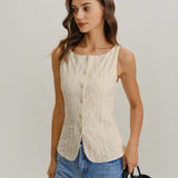 Beige – Elegantne nuppudega topp