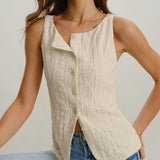 Beige – Elegantne nuppudega topp
