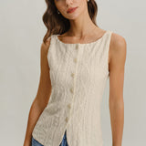 Beige – Elegantne nuppudega topp