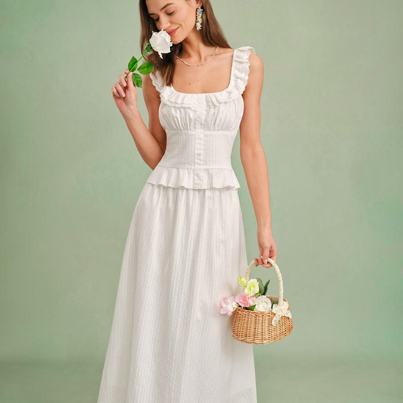 Valge Ruudukujuline – Elegantne ruffle top