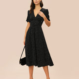 Must V-kaelusega – Elegantne midi kleit